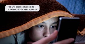 Photo du site cyberviolence.ca, montrant un jeune homme avec son cellulaire