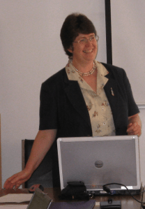 Katherine Macnaughton-Osler en train de donner une formation